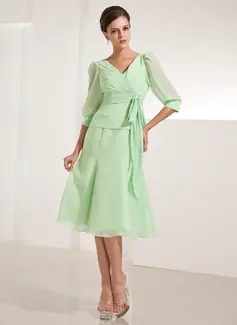 A-Line/Princess V-neck Knee-Length Chiffon Mother of the Bride Dress With Ruffle (008014222)