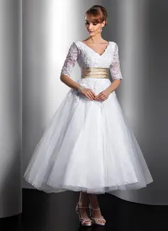 Corte A/Princesa Escote en V Longitud de té satén tela Vestido de novia con encaje Fajas Bordado (002014739)
