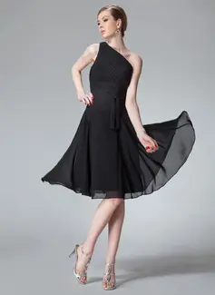 Vestidos princesa/ Formato A Um ombro Na altura do joelho Tecido de seda Vestidos de madrinha com Pregueado (007013958)