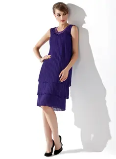 A-Line/Princess Scoop Neck Knee-Length Chiffon Mother of the Bride Dress With Ruffle Beading Sequins (008005994)