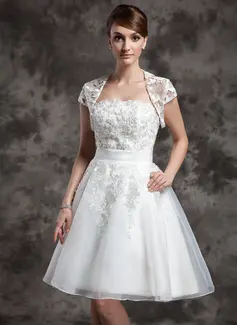 A-formet/Prinsesse Stroppløs Knelengde Organza Brudekjole med Blonde (002024081)