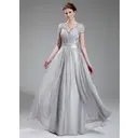 Vestidos princesa/ Formato A Decote V Vestidos longo Tecido de seda Charmeuse Vestidos de festa com Pregueado Renda Bordado (017019722)