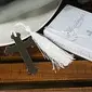 Stainless Steel Cross Bookmark Wedding Favor With White Tassel (051015924)