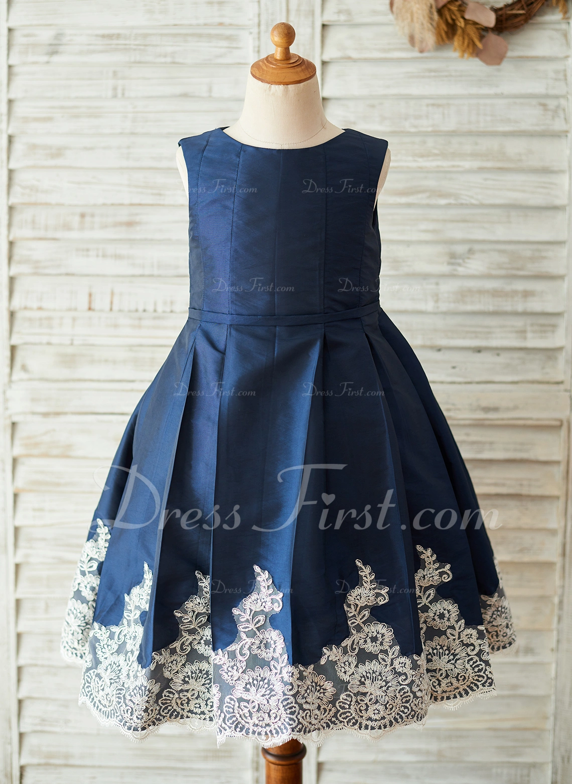 A-Line/Princess Knee-length Flower Girl Dress - Taffeta/Lace Sleeveless Scoop Neck 