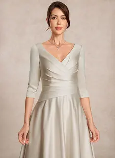 Robe trapèze avec plis en satin
