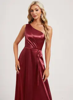 A-line kjole En skuldret Gulvlengde Strekk sateng Brudepikekjole 