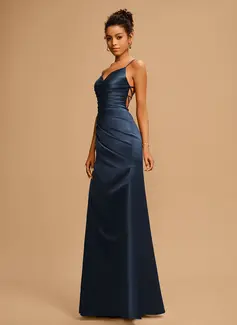 Kotelomekko v-kaula lattiaa hipova pituus satiini tanssiaismekko jossa laskostettu 