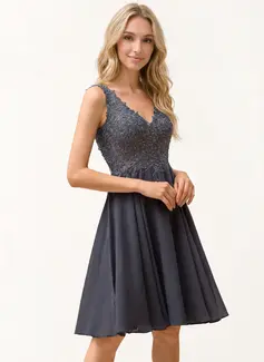 Robe trapèze à col en v sans manches avec perles en mousseline