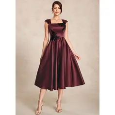 Robe trapèze à col carré avec broderie en satin