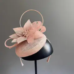 Damen Klassische Art Perlen Kunstfedern Blumen Sinamay Kentucky Derby Faszinatoren mit Stirnband 