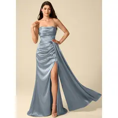Robe trapèze à bustier avec plis en satin stretch