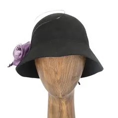 Mulher lã chapéu cloche com laço floral para casamento na igreja no inverno