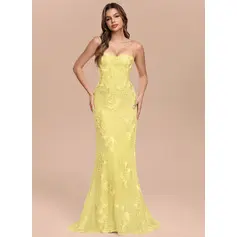 Robe sirène à col cœur à fines bretelles avec fleurs en 3d en dentelle