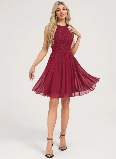 Robe de demoiselle d'honneur trapèze col rond longueur genou dentelle mousseline avec volants 