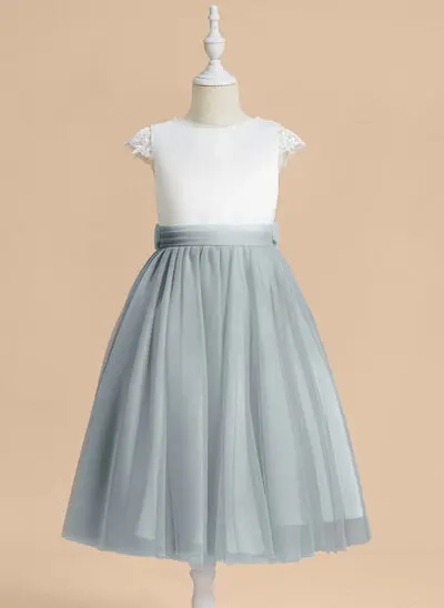 Kleid in A-Linie mit Schleife aus Tüll