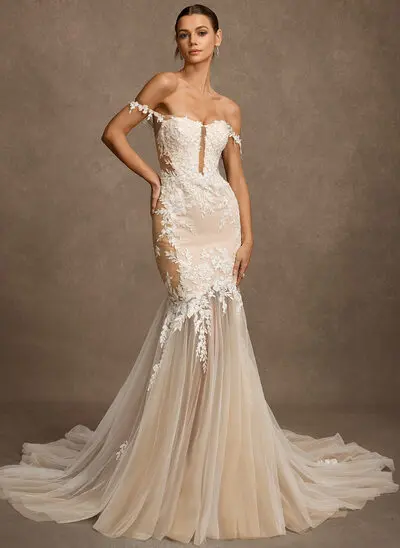 Vestido corte sirena con hombros descubiertos palabra de honor de encaje