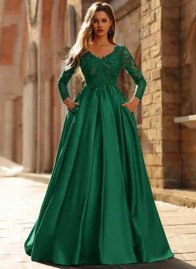 Kleid mit Pailletten aus Satin